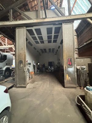 un garage dans lequel sont garées de nombreuses voitures
