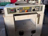 une machine qui se trouve à l'intérieur d'un bâtiment