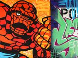 une peinture représentant un homme-araignée sur un mur, à côté d'un mur recouvert de graffitis