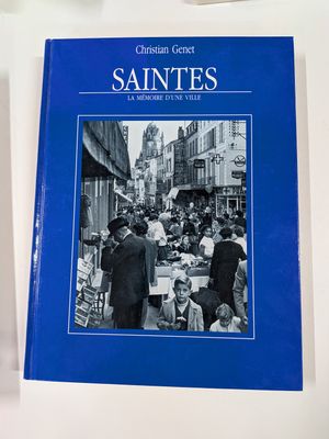 un livre bleu sur lequel figure la photo d'un groupe de personnes