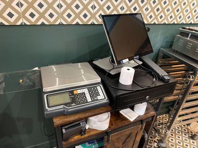 un bureau sur lequel se trouvent un ordinateur et une imprimante