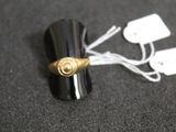 une bague noire et dorée ornée de pendentifs