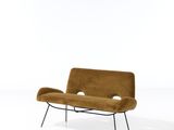 une image représentant une chaise et une table dans une pièce blanche