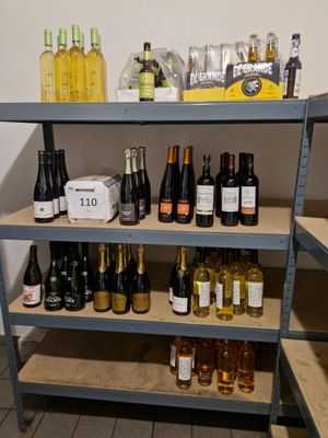 de nombreuses bouteilles de vin sur les étagères du magasin