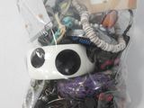 un sac contenant des objets variés en forme d'appareil photo