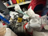 un tas d'objets divers dans une pièce en désordre