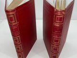 paire de serre-livres anciens en cuir rouge avec des finitions dorées