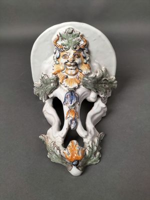 une plaque murale blanche et orange sur laquelle figure un lion