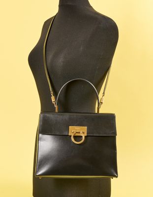 un sac à main noir sur un mannequin, un mannequin, un mannequin, un mannequin, un mannequin, un mannequin, un mannequin, un mannequin, un mannequin