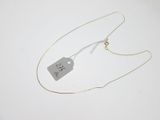 une photo d'un collier sur lequel est accrochée une étiquette de prix
