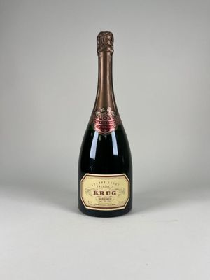 gros plan d'une bouteille de champagne sur une surface blanche