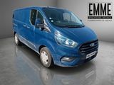 La camionnette bleue est garée dans la pièce vide de l'immeuble.