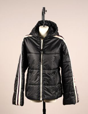 une veste noire à rayures blanches et à capuche, posée sur un mannequin