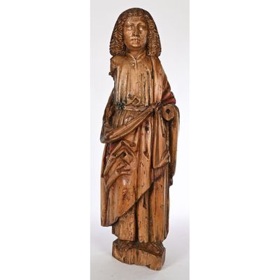 une statue en bois représentant un homme coiffé d'un chapeau et vêtu d'une robe
