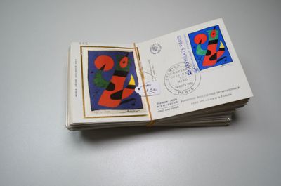 une pile de quatre cartes postales empilées les unes sur les autres