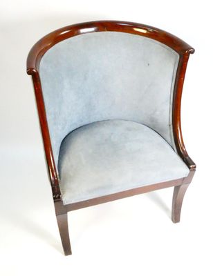 une image représentant une chaise dont l'assise est recouverte de velours bleu