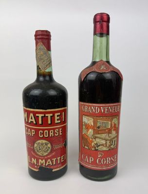 deux bouteilles de vin posées l'une à côté de l'autre sur une surface blanche
