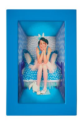 une photo d'une femme assise dans une boîte