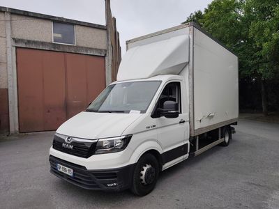une camionnette blanche garée dans un parking