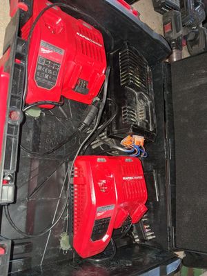 une photo d'un étui rouge et noir contenant deux piles rouges