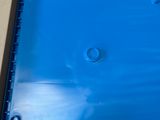 une boîte contenant un couvercle bleu à l'intérieur