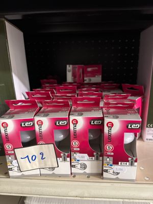 de nombreuses boîtes d'ampoules sur les rayons du magasin