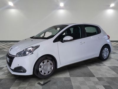 la photo d'une voiture blanche garée dans un garage