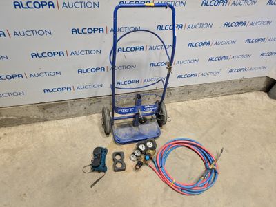 une machine bleue posée par terre près d'un mur