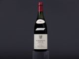 une bouteille de vin posée sur une table en bois