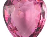 un gros plan d'un diamant rose en forme de cœur sur fond blanc