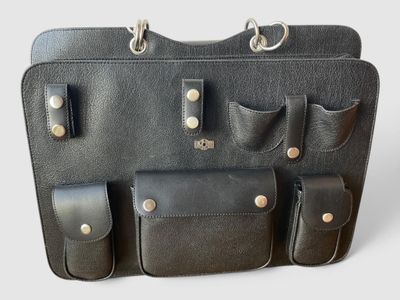 un sac en cuir noir doté de plusieurs poches