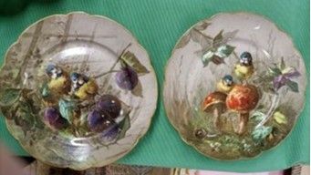 Deux assiettes décoratives en porcelaine peinte « mésanges »