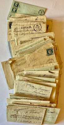 une pile de vieilles lettres et d'enveloppes posée sur une table