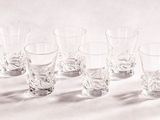 beaucoup de verres alignés sur une table
