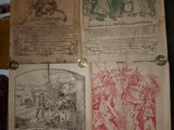 Plusieurs pages de livres anciens sont exposées sur une table