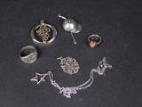 de nombreux bijoux en argent sur un fond noir
