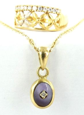 deux bijoux, dont un collier, une bague et un bracelet
