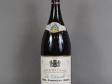 une bouteille de vin posée sur une table