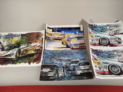 Plusieurs tableaux représentant des voitures de course sont exposés sur une table