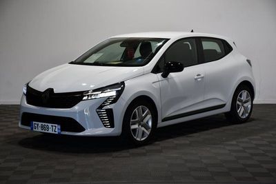 une voiture blanche est garée dans une pièce au sol à carreaux