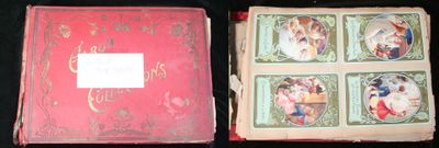 deux livres ouverts posés sur une surface noire
