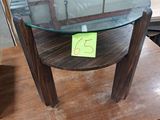 une table avec un plateau en verre, exposée dans un magasin