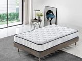 une photo d'un matelas dans une chambre avec une fenêtre