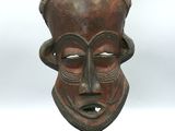 image d'un masque en bois sur un support sur fond blanc