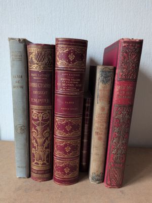 plusieurs vieux livres sont alignés sur une table