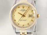 une image représentant une montre avec un cadran jaune sur fond blanc