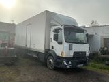 un camion garé à côté d'un immeuble