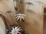 un vase de fleurs posé sur une table dans une pièce