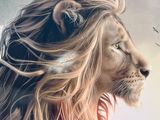 une photo d'une femme aux cheveux longs, avec un lion en arrière-plan
