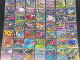 une grande collection de cartes Pokémon posée sur une table